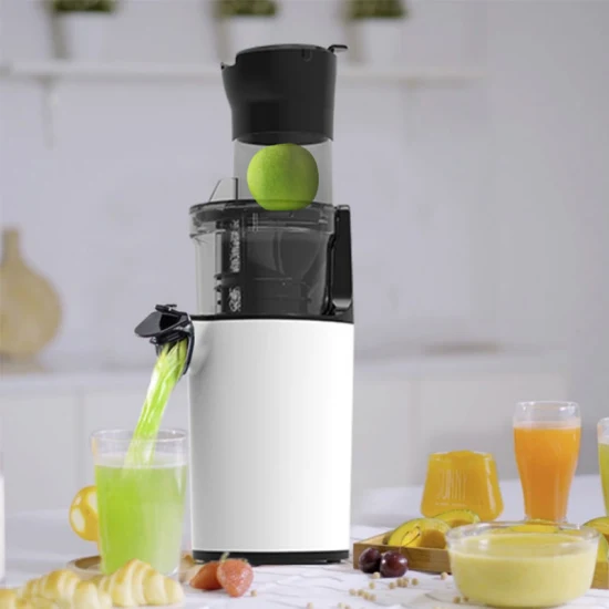 Kauender elektrischer Slow Juicer mit breitem Einfüllschacht. Big Mouth-Entsafter